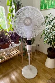 Stojanový ventilátor s digitálním displejem