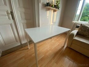 Bílý stůl IKEA