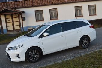 Toyota Auris kombi 1.8i - hybrid , bez koroze,nonstop servis