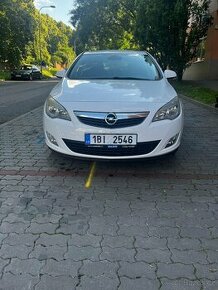 Opel Astra 2.0 dt 118 kW 2011 polokůže