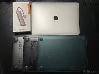 Macbook Pro 13’ 2020 M1 / 8GB / 256GB + příslušenství