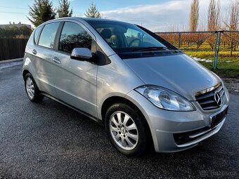 MERCEDES-BENZ A180 85KW AUTOMAT 63 TIS KM SERVISNÍ KNIHA