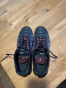 Air max plus,black university red-wolf grey