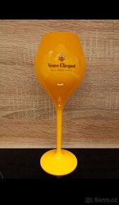 Prodám plastovou sklenici na šampaňské Veuve Clicquot.