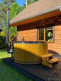 Hottubs, drevená kúpacia kada s integrovanou pieckou - 1