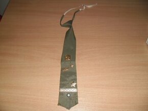 kravata s odznaky - 1