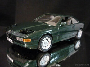 BMW 850i s výklopnými světly Road Tough 1/18