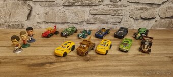 mix autíček (hotwheels, a mix dalších) a figurek fotbalistů