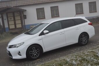 Toyota Auris kombi 1.8i - hybrid , bez koroze,nonstop servis