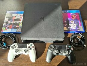 Sony Playstation 4 s krabicí a dvěma ovladači a nhl a fifa