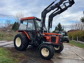 Zetor 4320 s  čelním nakladačem s SPZ