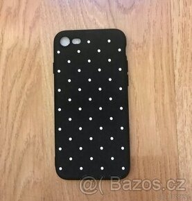 Černý puntíkovaný kryt na IPhone 7