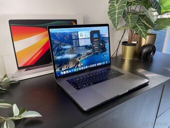 Apple MacBook Pro 15" (2018) i7, 32GB 500GB, 560X