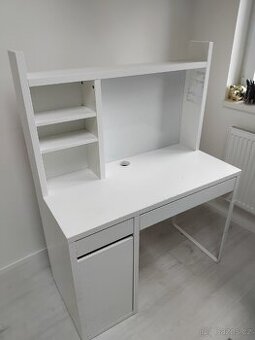 Ikea Mickle bílý + růžová židlička Ikea