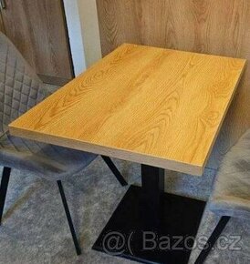 Moderní jídelní stůl s kvalitního dřeva / až pro 4 osoby