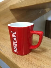 Hrnek nový Nescafé, červený, obličej, hranatý,