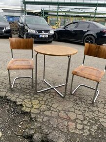 Chromované židle a stolek funkcinalismus