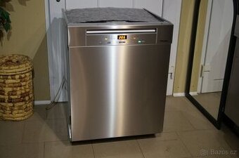 Miele myčka nerezová vestavná G5210 ,tři koše