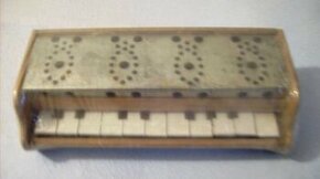 Prodám starožitný dětský klavír 60.léta (SLEVA)