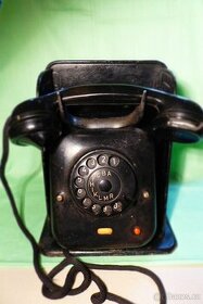 STARÝ TELEFON S DRŽÁKEM NA ZEĎ