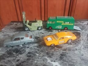 Staré kovové modely autíček.