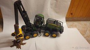 Harvestor John Deere  - Bruder 2135