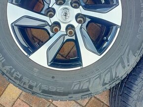 Sada ALU kol originální Toyota Hilux 265/65 R17