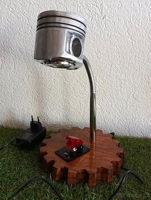 Ohebná lampa z motorového pístu