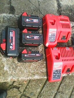 Milwaukee M18 baterie a nabijecka M12 a M18