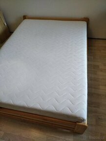 Dřevěná postel včetně matrace 140x200