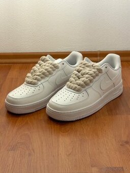 Nike Air Force 1 - Bílé s cappuccino šňůrkami - 1