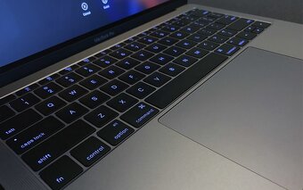 Vynikající MacBook Pro 16GB, 256 GB - Stav: Jako Nový