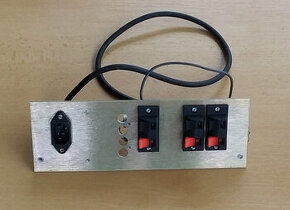 Zadní panel zesilovače - 3x repro konektor + napájecí filtr - 1