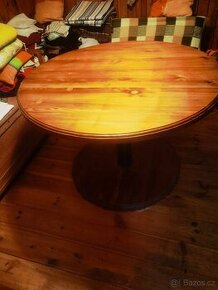 Dřevěný stůl kulatý
