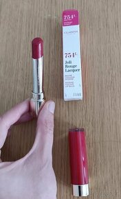 lak na rty v tyčince Clarins Joli rouge lacquer 754 deep red - 1