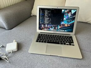 Macbook Air 2017 + brašna - zánovní stav