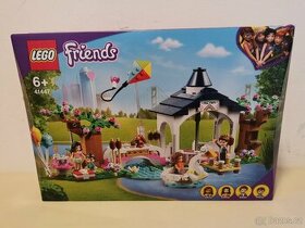 LEGO Friends 41447 Park v městečku Heartlake - 1