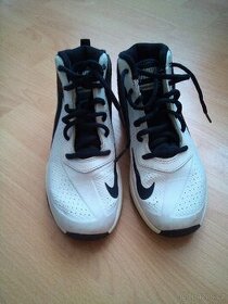 Nike Team Husle D7 vel.36