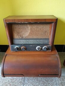 Starý dřevěný gramofon + rádio