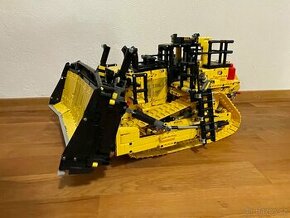 Prodám sestavený Lego set 42131 Buldozer Cat D11. - 1