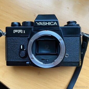 Yashica FR na policku - 1