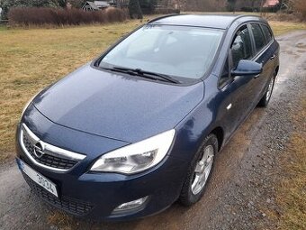 Opel Astra J 2.0D 118 KW 1.MAJITEL SERVISNÍ KNÍŽKA.