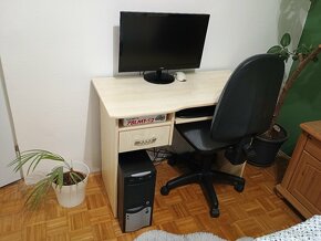 PC, Stůl, Kancelařska židle - 1