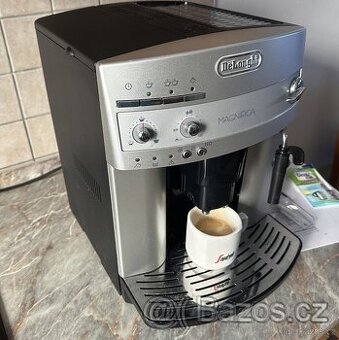 DELONGHI ESAM 3200.S automatický kávovar - TOP STAV-