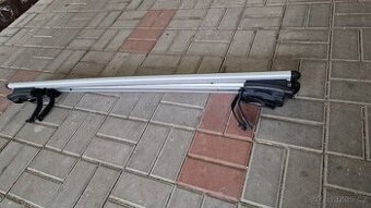 Střešní nosiče/příčníky 118 cm Thule a patky.