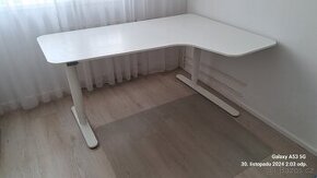 Elektricky polohovatelný stůl Ikea Bekant