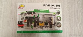 Lego Cobi 24580 Škoda Fabia R5 Závodní stáj