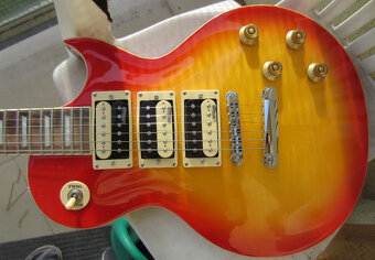 Les Paul Vintage V1003 Cherry Sunburst se třemi snímači