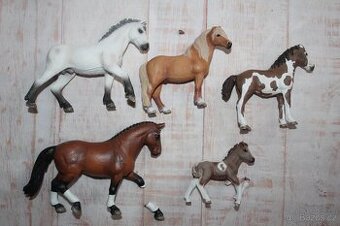 REZERVACE_Poškozené figurky koní Schleich