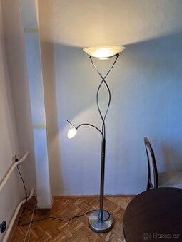 Elegantní stojací lampa s nastavitelným svícením